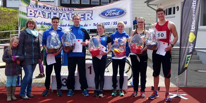 Siegerehrung Stabhochsprung: Überreichung der Präsentkörbe durch Frau Kerstin Huber vom EDEKA-Center am Güterbahnhof Bad Harzburg