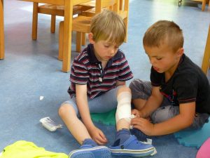 Anlegen eines Verbandes am Bein