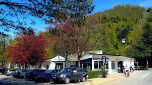 Das neue BurgBergCenter und die Talstation der fasst 90-jährigen Bergbahn