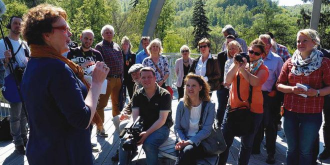 Daniela Behrens richtet freundliche Worte des Dankes und großartigen Erfolges der touristischen Attraktion an die zahlreichen Ehrengäste und die Leiterin des Baumwipfelpfades Eva-Christin Ronkainen (rechts)