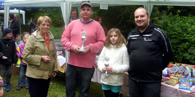 Mühlenfest - Die 1. Vorsitzende gratulierte den Mühlenkönigen Sven Grell