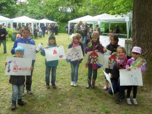 Mühlenfest - Die Kinder zeigen stolz ihre prämierten Bilder