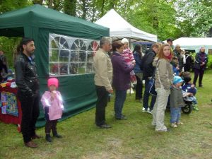 Mühlenfest - Die Zuhörer freuen sich über die Dudelsackmusik von Nils Schacht
