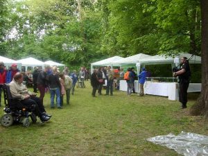 Mühlenfest - Die Zuhörer freuen sich über die Dudelsackmusik von Nils Schacht