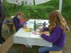 Mühlenfest - Eifrig malen die Kinder ihre Bilder