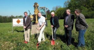 (v.l.) Heinrich Hennigs vom Niedersächsischen Amt für regionale Landesentwicklung, Bürgermeister Ralf Abrahms, Horst Isensee von der Beton- und Tiefbau GmbH Osterwieck, Jürgen Dröfke vom Bauamt der Stadt Bad Harzburg und Dipl.-Ing. Bernd Damer vom Ingenieurbüro Damer+Partner in Vienenburg führen den ersten Spatenstich aus und geben damit den Startschuss für die Erschließungsarbeiten.