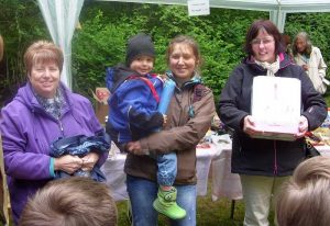 Mühlenfest - Gewinner des Entenrennens. 2. Renate Gläsener, 1.Malte Rocco Brosich, 3.Dagmar Binder