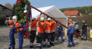 Maibaumaufstellen Gielde