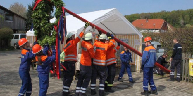 Maibaumaufstellen Gielde