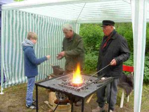 Mühlenfest - Karl Schmidt hat Hilfe beim Schmieden