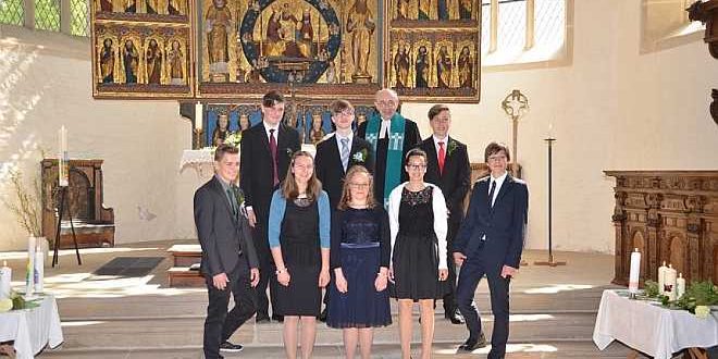 (vordere Reihe von links nach rechts) Vincent Riedel aus Lengde, Alina Barner aus Wiedelah, Josefine Barner aus Göddeckenrode, Leonie Zwenzner aus Osterwieck, Anton von Erffa aus Bühne (sowie dahinter) Felix Nimser aus Suderode, Steven Wolf aus Osterwieck, Pfarrer Stephan Eichner und Max Schwiegershausen aus Stötterlingen erinnerten sich gern an die gemeinsame Vorbereitungszeit.