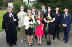 Konfirmation in Wiedelah (v.l.): Pfarrer Johann Böhm, Jacob Gumm, Anke Thinius, Philipp Groß, Laura Groß, Marius Politz, Jona Janert, Joachim Loebs, Lennart Gens.