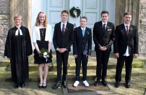 Konfirmation in Beuchte am 10. April 2016 (v.l.): Pfarrerin Dorothea Hahn-Pietrzynski, Amanda Störmer, Finn Luca Will, Jonas Diehl, Philipp Lempert, Jonas Krämer.