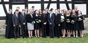 Konfirmation in Immenrode Pfarrer Ekkehard Hasse (rechts) und Vikarin Merlind Börner (links) mit den Konfirmanden in alphabetischer Reihenfolge: Moritz Bake, Adrian Beichler, Felix Beichler, Annalena Brandes, Leann Breustedt, Pascal Dausch, Lara Faeseler, Maximilian Fricke, Erik Hasse, Carina Henrix, Svenja Jährmann, Johannes Mitzlaff, Nadine Peinemann, Valentina Petter, Hannes Rost, Mathilda Stolp, Robin Suchetzky, Lisa Tasler, Felix ten Hompel, Julian Winkler.