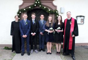 Konfirmation in Lochtum (v.l.): Vikarin Merlind Börner, Lennart Sommer, Ludwig Vollbrecht, Elias Hugo Kiegelandt, Anna-Tabea Sielaff, Vanessa Weinrich, Pfarrer Ekkehard Hasse.