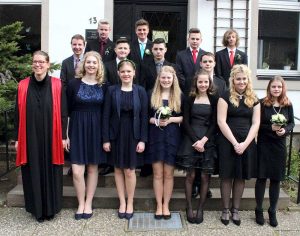 Konfirmation in Vienenburg Pfarrerin Dagmar Hinzpeter mit den Konfirmanden in alphabetischer Reihenfolge: Lenja Hasse, Carla Hoffmann, Bianca Maria Kleemann, Antonia Kollodzieyski, Sjard Lennart Meyer, Andre Pioro, Marvin Pioro, Jonas Quade, Johannes Raddatz, Yannik Rissmann, David Schäfer, Lucas Schulz, Kathleen Siebert, Jennifer Walter.