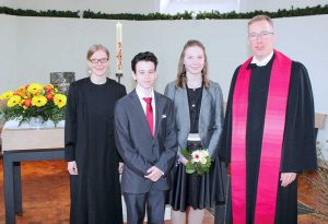 Konfirmation in Weddingen Vikarin Merlind Börner (links), Luca Kirscht, Maybritt Busch, Pfarrer Ekkehard Hasse (rechts)