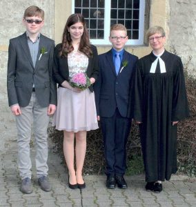 Konfirmation in Wehre (v.l.): Malte Krapohl, Meike Bock, Lukas Nicolaus und Pfarrerin Dorothea Hahn-Pietrzynski