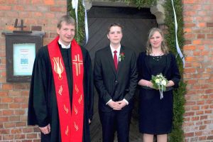 Konfirmation in Werlaburgdorf (v.l.): Pfarrer Frank Ahlgrim, Robin Deutschmann, Annalena Eichel.