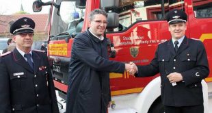 (v.l.): Im Beisein von Stadtbrandmeister Christian Hellmeier (links) übergibt Oberbürgermeister Dr. Oliver Junk den Schlüssel für das neue TSF-W an Ortsbrandmeister Hendrik Zimmermann.