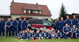 Neue Trainingsanzüge für die D-Junioren der JSG Harly und der SG Vienenburg Senioren Ü40