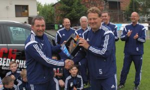 Neue Trainingsanzüge für die D-Junioren der JSG Harly und der SG Vienenburg Senioren Ü40