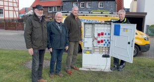 Franz-Josef Knak, Bodo Friedrichs und Hans-Joachim Michaelis von der Dorfgemeinschaft Wiedelah mit Andreas Dennin vor dem neuen Verteilerkasten