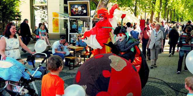 Zwei große und bunte Käfer erfreuten insbesondere die Kinder.