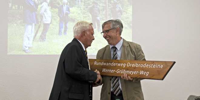 Dr. Hans-Ulrich Kison übergibt ein Duplikat des Wanderwegeschildes an Werner Grübmeyer - Foto: Mandy Bantle, Nationalpark Harz
