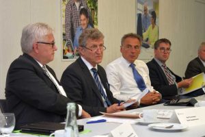 Dr. Klaus Zeh (2.v.l.), Oberbürgermeister der Stadt Nordhausen, stellt die Ergebnisse der Arbeitsgruppe Verkehr vor. Neben ihm sitzen rechts: die Oberbürgermeister von Wernigerode und Goslar, Peter Gaffert und Dr. Oliver Junk, links: von Sangershausen, Ralf Poschmann.