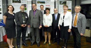 15 Jahre Fahrtziel Natur - Dr. Kathrin Bürglen, Projektleiterin von Fahrtziel Natur (2. v. re.) mit Vertretern der Bahn, der Umweltverbände und des Nationalparks Harz am Harz-Stand im Kaiserbahnhof Potsdam; Foto Deutsche Bahn AG, jet-foto Ralf Kranert
