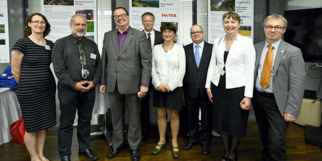 15 Jahre Fahrtziel Natur - Dr. Kathrin Bürglen, Projektleiterin von Fahrtziel Natur (2. v. re.) mit Vertretern der Bahn, der Umweltverbände und des Nationalparks Harz am Harz-Stand im Kaiserbahnhof Potsdam; Foto Deutsche Bahn AG, jet-foto Ralf Kranert