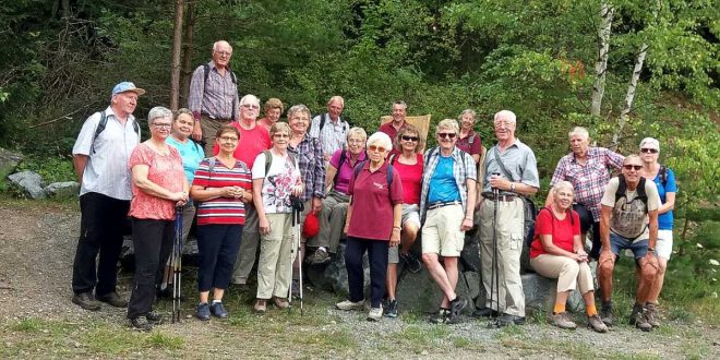 Am 24.7.2016 führte die Wanderung des Vienenburg-Tourismus e.V. mit 22 Personen auf den Themenpfad Spur der Steine in Wolfshagen.