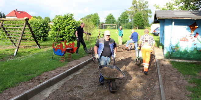 Beuchter Bürgerverein baut Boulebahn in Eigenleistung
