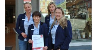 Mitarbeiterinnen der Tourist-Information Goslar präsentieren das Zertifikat des DTV