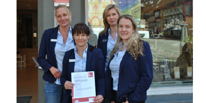 Mitarbeiterinnen der Tourist-Information Goslar präsentieren das Zertifikat des DTV