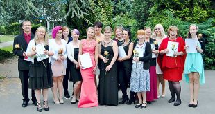 Die ehemal Altenpflegeschüler - von links: André Menzel (Alten- und Pflegeheim Braunschweiger Hof), Ewelina Smolira (Hauskrankenpflege Medica), Sabrina Hildebrand (Klosterhof GmbH), Jenny Grund (Seniorenzentrum Neiletal), Heike Schulz (Curanum Vienenburg), Laura Werschkull (AWO Goslar), Heidrun Volmer (DRK-Altenheim CLZ), Marie-Kristin Vorlob (Curanum Vienenburg), Jessica Minola (AWO Goslar), Sabrina Süßbrich (AWO Goslar), Astrid Wittbold (Theresienhof, Goslar), Elisabeth Kopriva (Stella Vitalis, Goslar), Nicole Flassenberg (Grotjahn-Stiftung, Schladen), Sabine Baier-Franke (Seniorenzentrum Cremlingen), Antonia Nagel (Grotjahn-Stiftung, Schladen)