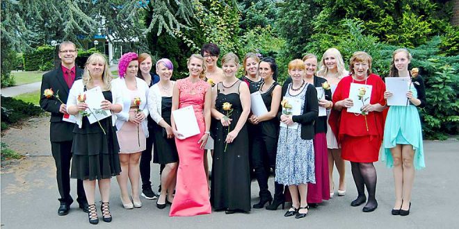 Die ehemal Altenpflegeschüler - von links: André Menzel (Alten- und Pflegeheim Braunschweiger Hof), Ewelina Smolira (Hauskrankenpflege Medica), Sabrina Hildebrand (Klosterhof GmbH), Jenny Grund (Seniorenzentrum Neiletal), Heike Schulz (Curanum Vienenburg), Laura Werschkull (AWO Goslar), Heidrun Volmer (DRK-Altenheim CLZ), Marie-Kristin Vorlob (Curanum Vienenburg), Jessica Minola (AWO Goslar), Sabrina Süßbrich (AWO Goslar), Astrid Wittbold (Theresienhof, Goslar), Elisabeth Kopriva (Stella Vitalis, Goslar), Nicole Flassenberg (Grotjahn-Stiftung, Schladen), Sabine Baier-Franke (Seniorenzentrum Cremlingen), Antonia Nagel (Grotjahn-Stiftung, Schladen)