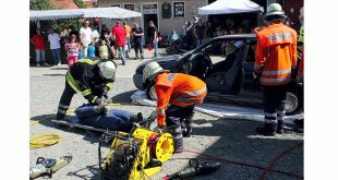 Feuerwehr Wehre - Rettung von Personen aus einem Unfallfahrzeug
