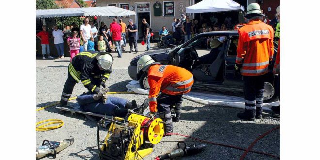 Feuerwehr Wehre - Rettung von Personen aus einem Unfallfahrzeug