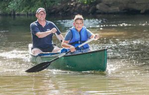 Vorne Noah Filipek und hinten Ortswehrleiter Marco Allwardt bildeten ein Team
