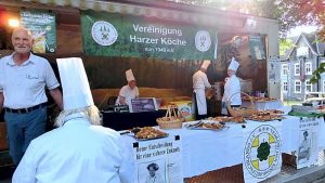 Der Moderator, Musiker und die Köche beim Produzieren