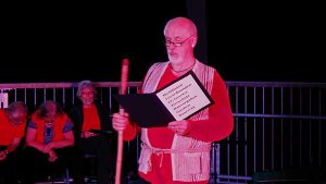 Kabarett spielt in den Baumwipfeln