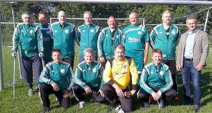 Rechts Christian Gliemann und die Ü-40 vom VfB Dörnten