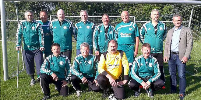 Rechts Christian Gliemann und die Ü-40 vom VfB Dörnten