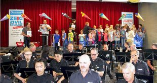 Karl- Heinz Klaas, Gunter Koschig, Projektleiter GZK, Heike Göttert, Annelore Lehrke und Claudia Kohl mit Dritt- und Viertklässlern der Grundschule Jürgenohl.