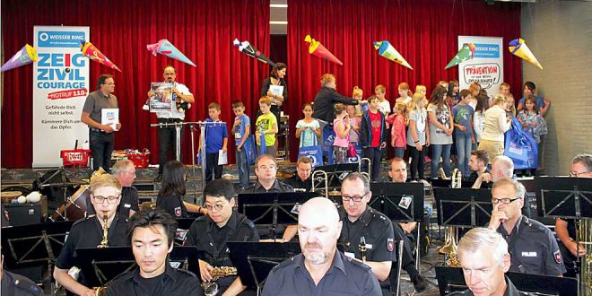 Karl- Heinz Klaas, Gunter Koschig, Projektleiter GZK, Heike Göttert, Annelore Lehrke und Claudia Kohl mit Dritt- und Viertklässlern der Grundschule Jürgenohl.