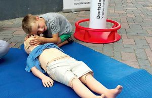 Ein junger Besucher übt die Herz-Lungen-Wiederbelebung - Foto: Dirk Noll
