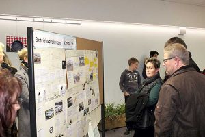 In der Pausenhalle stellten die Praktikanten die Firmen auf Stellwänden vor.