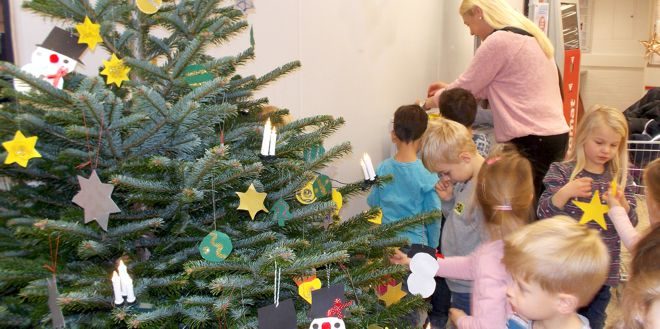 kita ohlhof schmückt weihnachtsbaum